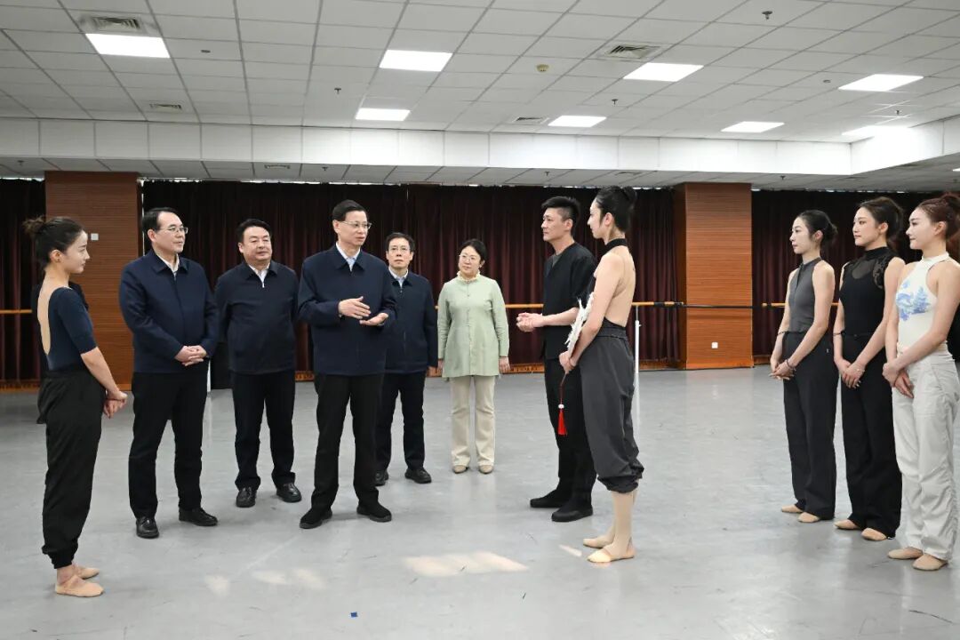 许昆林在省属文艺院团调研