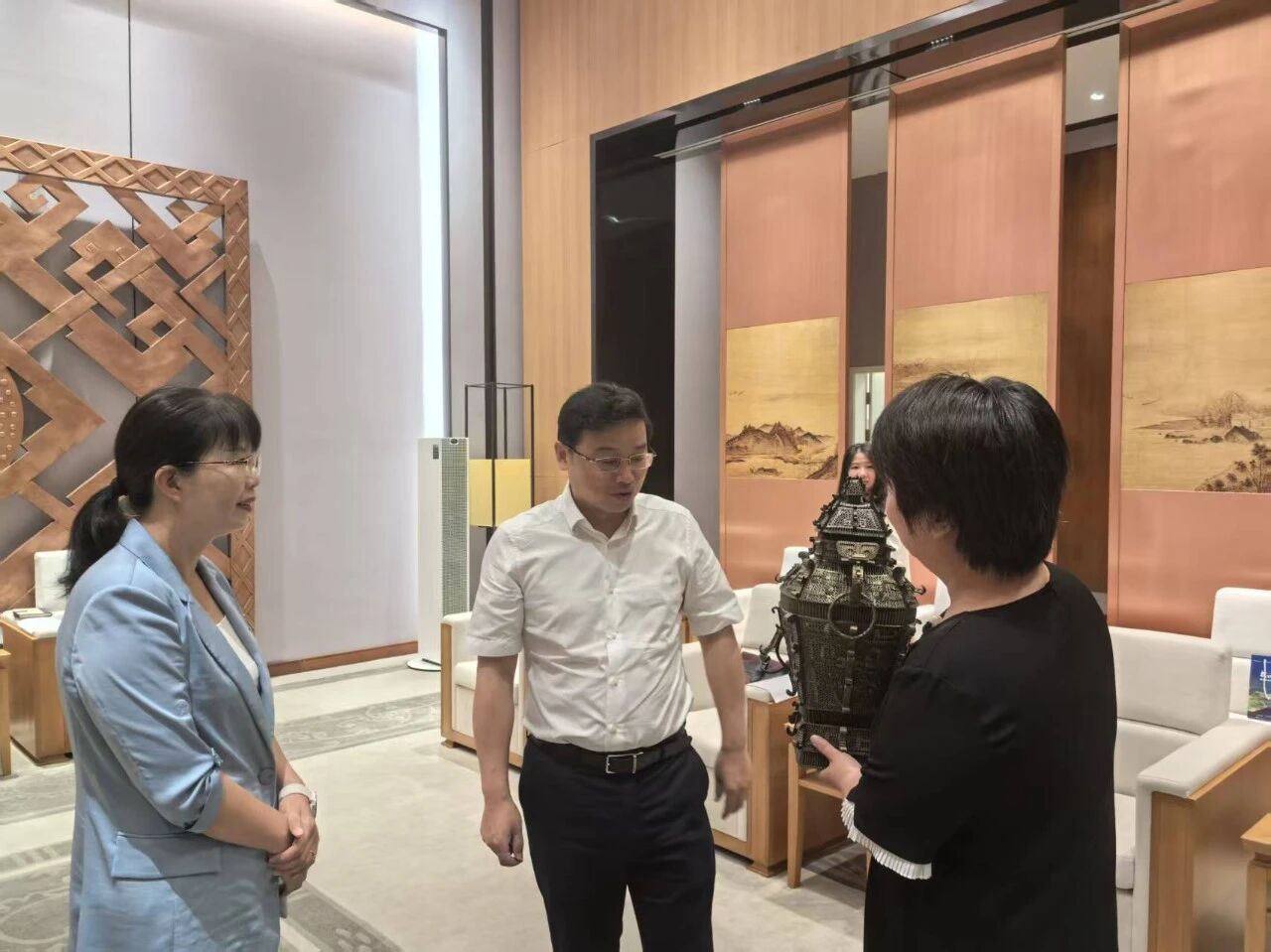 纸艺复刻“方罍之王”！辽宁非遗李氏掐褶纸作品捐赠湖南省博物馆
